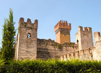 castello borgo lazise