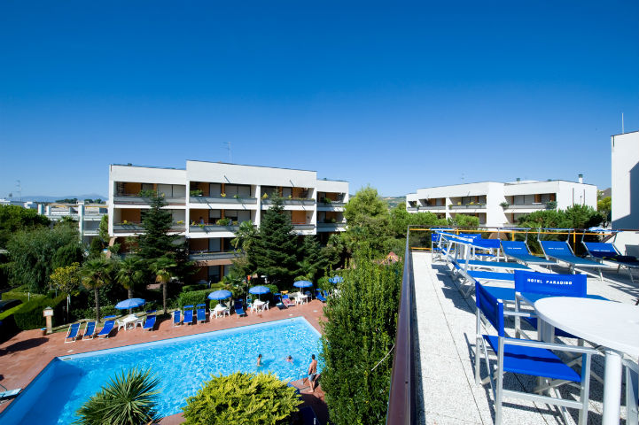 terrazza vista piscina hotel paradiso