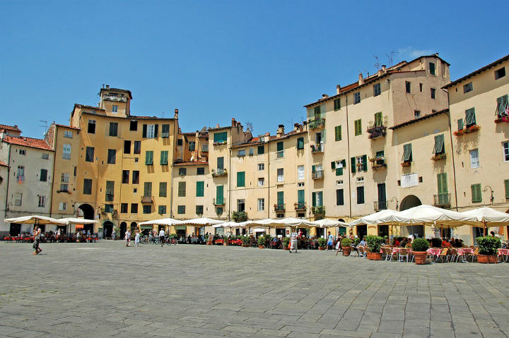 piazza anfiteatro lucca