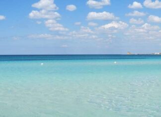 la belleissima spiaggia di baia dei turchi a otranto, salento