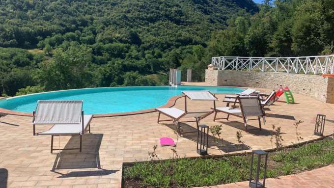 Agriturismo con piscina a Pompagnano, Terni