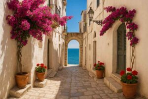 Vicolo pittoresco a Sperlonga con vista sul mare e fiori mediterranei