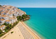 Vista panoramica di Sperlonga con borgo antico, spiaggia e mare cristallino