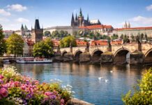 Vista panoramica di Praga con il Ponte Carlo e il Castello illuminati dal sole, meta ideale per un weekend in Europa