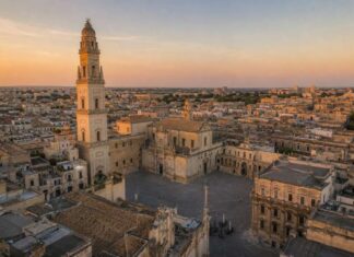 Weekend a Lecce: 5 cose da fare, 5 cose da mangiare e 5 cose da vedere Illustrazione realistica generata con intelligenza artificiale della Piazza del Duomo di Lecce al tramonto, con la Cattedrale e il campanile in stile barocco.